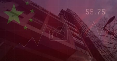 Téléchargez les photos : Image du drapeau chinois agitant et traitement des données contre les grands bâtiments. Concept d'économie mondiale et de technologie des affaires - en image libre de droit