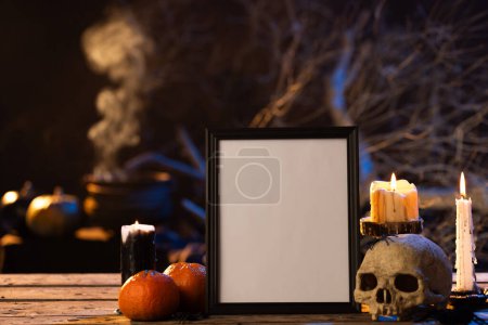 Foto de Marco negro con espacio de copia, cráneo, velas y humo sobre fondo negro. Halloween, color, movimiento y concepto de humo. - Imagen libre de derechos