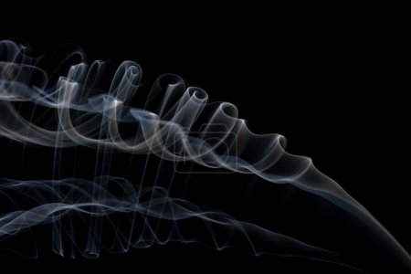 Téléchargez les photos : Nuages blancs de fumée avec espace de copie sur fond noir. Concept Halloween, couleur, mouvement et fumée. - en image libre de droit