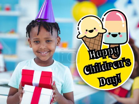 Téléchargez les photos : Composition du texte heureux de la journée des enfants et garçon afro-américain en chapeau de fête avec des cadeaux. Journée de l'enfant, l'enfance et le bonheur concept image générée numériquement. - en image libre de droit
