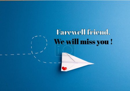 Zusammengesetzt aus Abschiedsfreund, werden wir dich vermissen, Text- und Papierflugzeug auf blauem Hintergrund. Kopierraum, Reise, Abschiedskarte, Grußkarte, Wünsche, Vorlage, Kreatives, Design und Abschied.