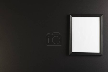 Foto de Marco negro con espacio de copia sobre fondo negro. Imagen, espacio de escritura y concepto de decoración para el hogar. - Imagen libre de derechos