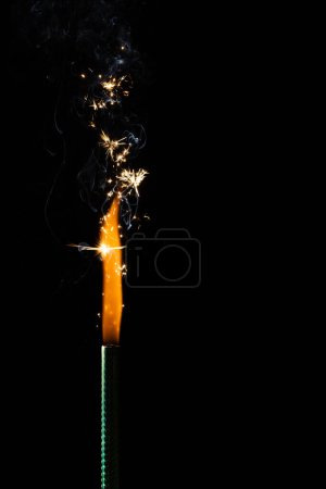 Foto de Primer plano del encendedor de gas con llamas y espacio de copia sobre fondo negro. Fuego, llamas, calor y concepto de luz. - Imagen libre de derechos