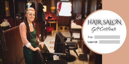 Téléchargez les photos : Composite de certificat-cadeau de salon de coiffure texte sur le coiffeur féminin caucasien dans le salon de coiffure. Coiffure, cheveux et beauté et certificat cadeau offre concept image générée numériquement. - en image libre de droit