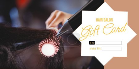 Foto de Compuesto de texto de certificado de regalo de peluquería sobre el cabello de secado de peluquería femenina caucásica. Peluquería, cabello y belleza y el certificado de regalo ofrece concepto de imagen generada digitalmente. - Imagen libre de derechos