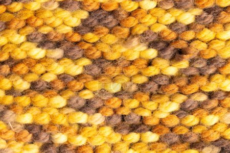 Foto de Micro primer plano de tejido de lana de punto amarillo con espacio para copiar. Micro fotografía, tela, patrón, textura y concepto de color. - Imagen libre de derechos