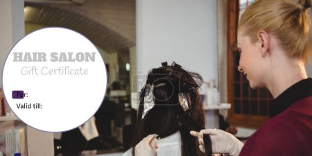 Téléchargez les photos : Composite de texte de certificat-cadeau de salon de coiffure sur le coiffeur féminin biracial avec client féminin. Coiffure, cheveux et beauté et certificat cadeau offre concept image générée numériquement. - en image libre de droit