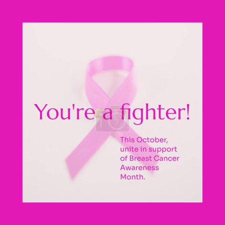 Foto de Este octubre se unen en apoyo del texto del mes de concienciación sobre el cáncer de mama, cinta rosa sobre fondo blanco. Compuesto, eres un luchador, rosa octubre, médico, sanitario, apoyo y concepto de prevención. - Imagen libre de derechos