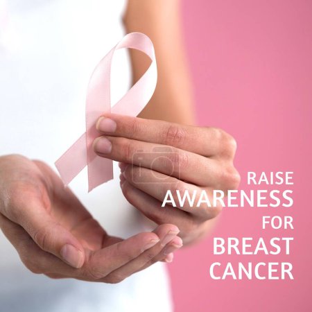 Téléchargez les photos : Composite de mains de femme caucasienne tenant un ruban rose et sensibilisant au texte sur le cancer du sein. Octobre rose, médical, santé, concept de soutien et de prévention. - en image libre de droit