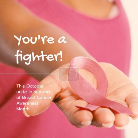 Foto de Este octubre se unen en apoyo del mes de concienciación sobre el cáncer de mama, mujer biracial con cinta rosa. Compuesto, eres un luchador, rosa octubre, médico, sanitario, apoyo y concepto de prevención. - Imagen libre de derechos