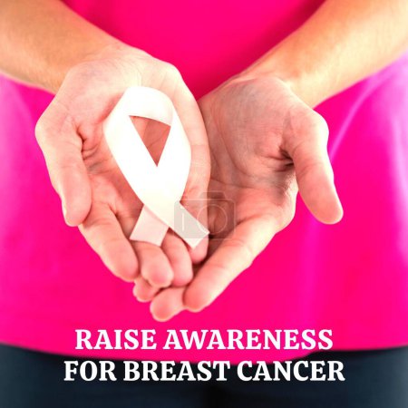 Téléchargez les photos : Composite de sensibilisation pour le texte sur le cancer du sein et les mains de femme caucasienne avec ruban rose. Octobre rose, médical, santé, concept de soutien et de prévention. - en image libre de droit