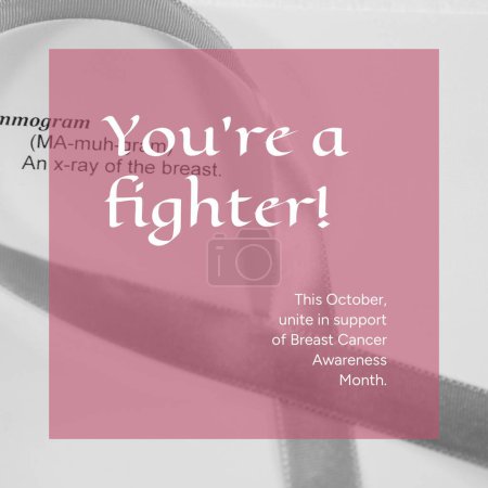 Foto de Este octubre se unen en apoyo del texto del mes de concienciación sobre el cáncer de mama y la cinta rosa sobre la mesa. Compuesto, eres un luchador, rosa octubre, médico, sanitario, apoyo y concepto de prevención. - Imagen libre de derechos
