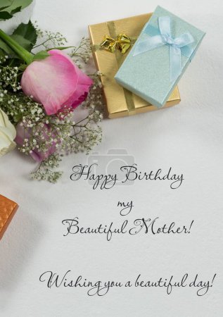 Téléchargez les photos : Composite de cadeaux et de roses avec joyeux anniversaire ma belle mère, vous souhaitant une belle journée. Texte, salutation, carte d'anniversaire, célébration, souhait, modèle, art, poster et concept de design. - en image libre de droit
