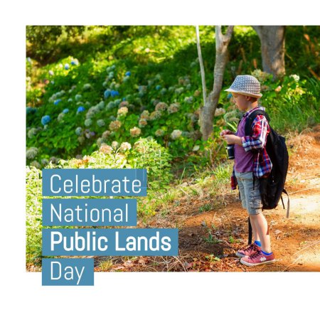 Téléchargez les photos : Composite de célébrer la Journée nationale des terres publiques texte sur le garçon caucasien dans la forêt. Journée nationale des terres publiques, beauté dans la nature et concept de paysage image générée numériquement. - en image libre de droit