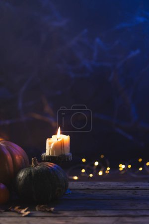 Foto de Imagen vertical de calabazas y velas con espacio para copiar sobre fondo oscuro. Otoño, otoño, halloween, tradición y concepto de celebración. - Imagen libre de derechos