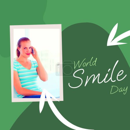 Téléchargez les photos : Composite du jour du sourire du monde et femme caucasienne souriant sur le motif de flèche sur fond vert. Sourire, bonheur et expression faciale concept image générée numériquement. - en image libre de droit