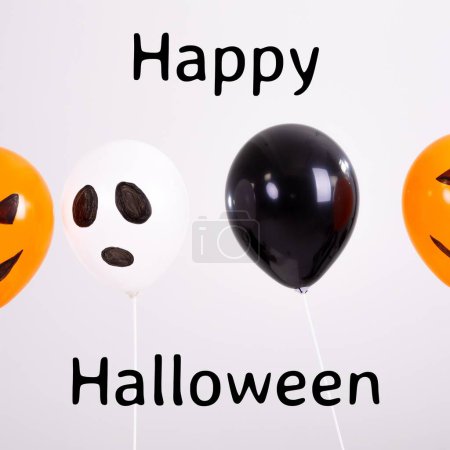 Téléchargez les photos : Composite de texte d'Halloween heureux et ballons d'Halloween sur fond blanc. Halloween, concept de tradition et de célébration image générée numériquement. - en image libre de droit