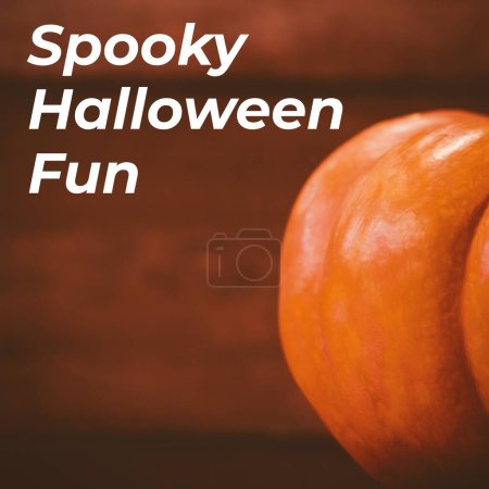 Téléchargez les photos : Composite de texte amusant halloween effrayant et citrouille halloween sur fond brun. Halloween, concept de tradition et de célébration image générée numériquement. - en image libre de droit