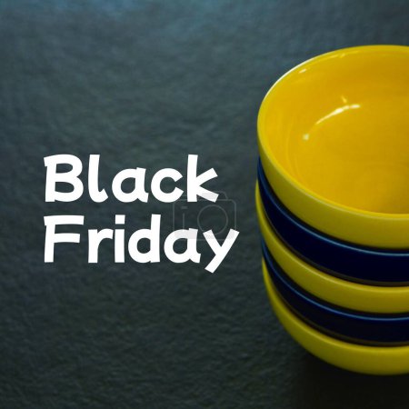 Téléchargez les photos : Composite de texte noir vendredi sur des bols jaunes et noirs sur fond noir. Black Friday, concept de vente, d'achat et de vente au détail image générée numériquement. - en image libre de droit