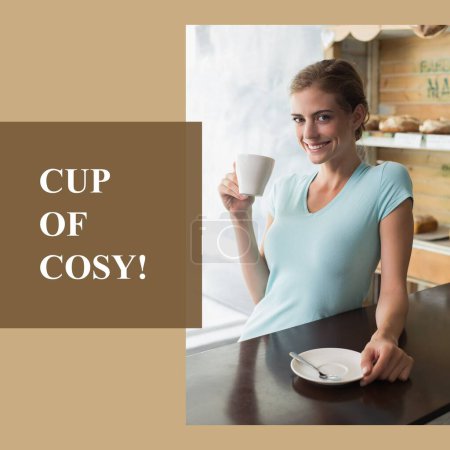 Téléchargez les photos : Coupe de texte cosy sur brun avec une femme caucasienne souriante tenant une tasse de café dans un café. Café appréciation de la consommation et concept de campagne promotionnelle image générée numériquement. - en image libre de droit