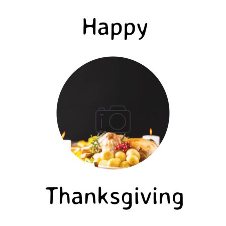 Téléchargez les photos : Joyeux Thanksgiving texte sur blanc avec thanksgiving rôti dinde dîner sur la table. Action de grâces, fête de la récolte, tradition américaine, célébration familiale et automnale image générée numériquement. - en image libre de droit