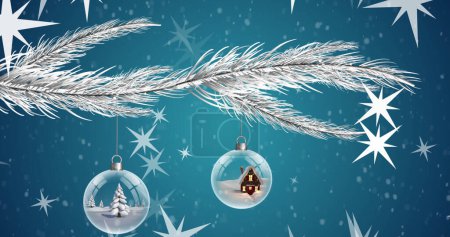 Foto de Imagen de estrellas y adornos con árbol y casa sobre fondo azul. Invierno, Navidad y tradición concepto de imagen generada digitalmente. - Imagen libre de derechos