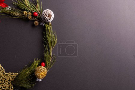 Foto de Corona de Navidad con adornos y adornos con espacio de copia sobre fondo negro. Navidad, decoraciones, tradición y concepto de celebración. - Imagen libre de derechos