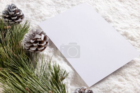 Foto de Decoraciones navideñas y tarjeta blanca con espacio para copiar sobre fondo de nieve. Navidad, decoraciones, tradición y concepto de celebración. - Imagen libre de derechos