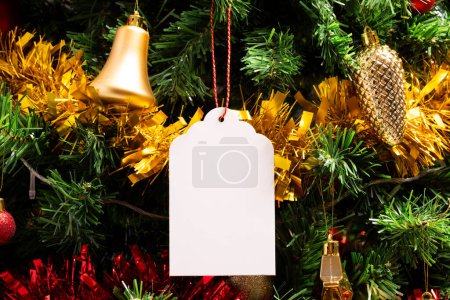 Foto de Primer plano del árbol de Navidad con adornos, adornos y etiqueta con espacio para copiar. Navidad, tradición y concepto de celebración. - Imagen libre de derechos