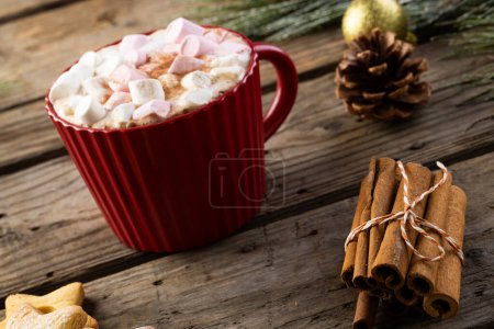 Téléchargez les photos : Tasse rouge de chocolat et guimauves et décorations de Noël avec espace de copie. Noel, tradition et concept de célébration. - en image libre de droit