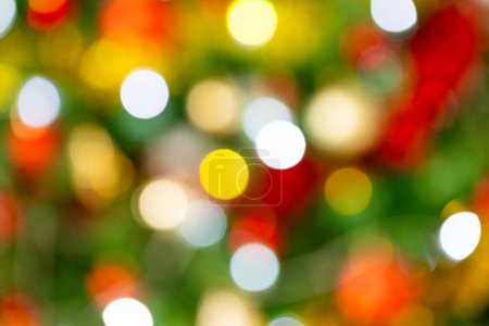 Téléchargez les photos : Hors foyer arbre de Noël avec des lumières de fées avec un arrière-plan d'espace de copie. Noël, décorations, concept de tradition et de célébration. - en image libre de droit