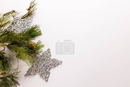 Téléchargez les photos : Décorations de sapin de Noël et boules d'étoiles avec espace de copie sur fond blanc. Noël, décorations, concept de tradition et de célébration. - en image libre de droit