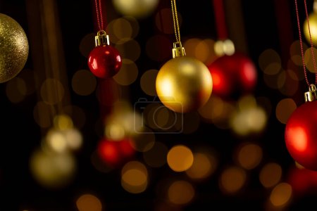 Foto de Bola de Navidad roja y dorada con espacio para copiar sobre fondo negro. Navidad, decoraciones, tradición y concepto de celebración. - Imagen libre de derechos