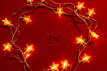 Foto de Luces de hadas de Navidad y espacio de copia sobre fondo rojo. Navidad, decoraciones, tradición y concepto de celebración. - Imagen libre de derechos