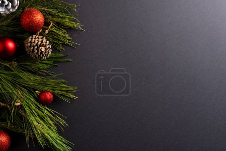 Téléchargez les photos : Boules rouges de Noël, sapin et cannes à bonbons avec espace de copie sur fond noir. Noël, décorations, concept de tradition et de célébration. - en image libre de droit