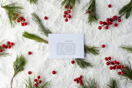 Téléchargez les photos : Décorations de Noël et carte blanche avec espace de copie sur fond de neige. Noël, décorations, concept de tradition et de célébration. - en image libre de droit