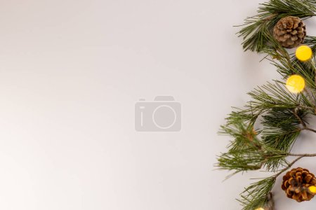 Foto de Ramas de abeto de Navidad con espacio de copia sobre fondo blanco. Navidad, decoraciones, tradición y concepto de celebración. - Imagen libre de derechos
