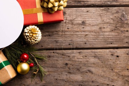 Téléchargez les photos : Décorations de Noël avec étiquette blanche et espace de copie sur fond en bois. Noël, décorations, concept de tradition et de célébration. - en image libre de droit
