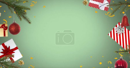 Foto de Composición de abeto, chucherías y regalos sobre fondo verde con espacio de copia. Tradición navideña y concepto de celebración imagen generada digitalmente. - Imagen libre de derechos