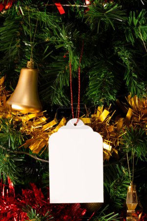 Foto de Imagen vertical de primer plano del árbol de navidad con adornos, adornos y etiquetas con espacio para copiar. Navidad, tradición y concepto de celebración. - Imagen libre de derechos