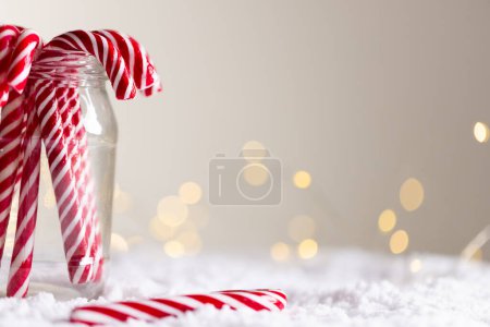 Foto de Tarro de bastones de caramelo de Navidad con espacio de copia sobre fondo gris. Postre, dulces, navidad, tradición y concepto de celebración. - Imagen libre de derechos