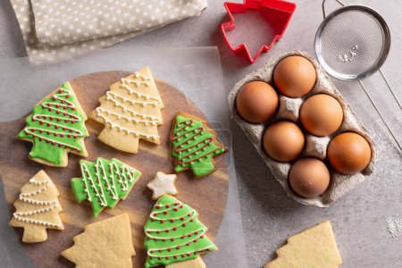 Téléchargez les photos : Biscuits de Noël décorés avec espace de copie sur fond gris. Bonbons, Noël, concept de tradition et de célébration. - en image libre de droit