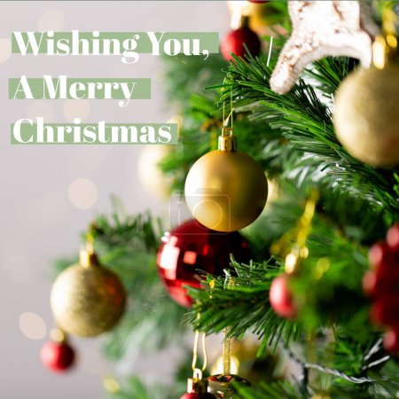 Téléchargez les photos : Composite de vous souhaiter un joyeux texte de Noël sur l'arbre de Noël avec des décorations. Salutation, fête de Noël, vacances d'hiver et concept de célébration. - en image libre de droit