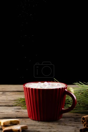 Téléchargez les photos : Image verticale de tasse rouge de chocolat et guimauves et décorations de Noël avec espace de copie. Noel, tradition et concept de célébration. - en image libre de droit