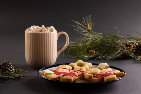 Foto de Taza de chocolate con malvaviscos y galletas de Navidad con espacio para copiar sobre fondo gris. Dulces, Navidad, tradición y concepto de celebración. - Imagen libre de derechos