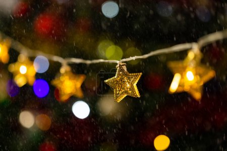 Foto de Las estrellas de Navidad doradas adornan con espacio de copia sobre fondo negro. Navidad, decoraciones, tradición y concepto de celebración. - Imagen libre de derechos