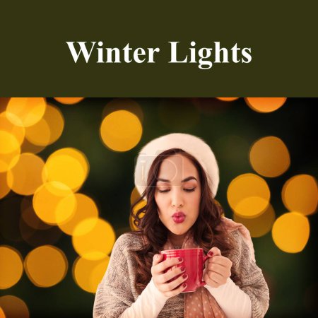 Téléchargez les photos : Composite de lumières d'hiver texte sur femme biraciale boire du chocolat chaud. Hiver, Noël, saisons et concept de célébration image générée numériquement. - en image libre de droit