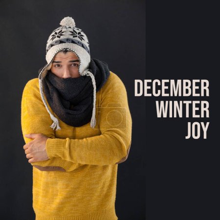 Téléchargez les photos : Composite de décembre texte de joie d'hiver sur l'homme caucasien en chapeau d'hiver. Décembre, Noël, tradition, célébration et concept d'hiver image générée numériquement. - en image libre de droit