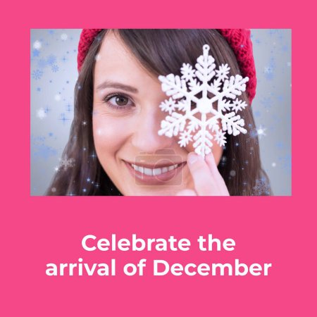 Téléchargez les photos : Célébrez l'arrivée du texte de décembre sur une femme caucasienne rose et heureuse tenant un flocon de neige de Noël. Célébration de l'hiver, salutation saisonnière et traditions de Noël, image générée numériquement. - en image libre de droit