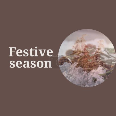Téléchargez les photos : Texte de saison festive sur le brun avec neige sur les arbres de Noël dans le paysage hivernal. Célébration de l'hiver, salutation saisonnière et traditions de Noël, image générée numériquement. - en image libre de droit